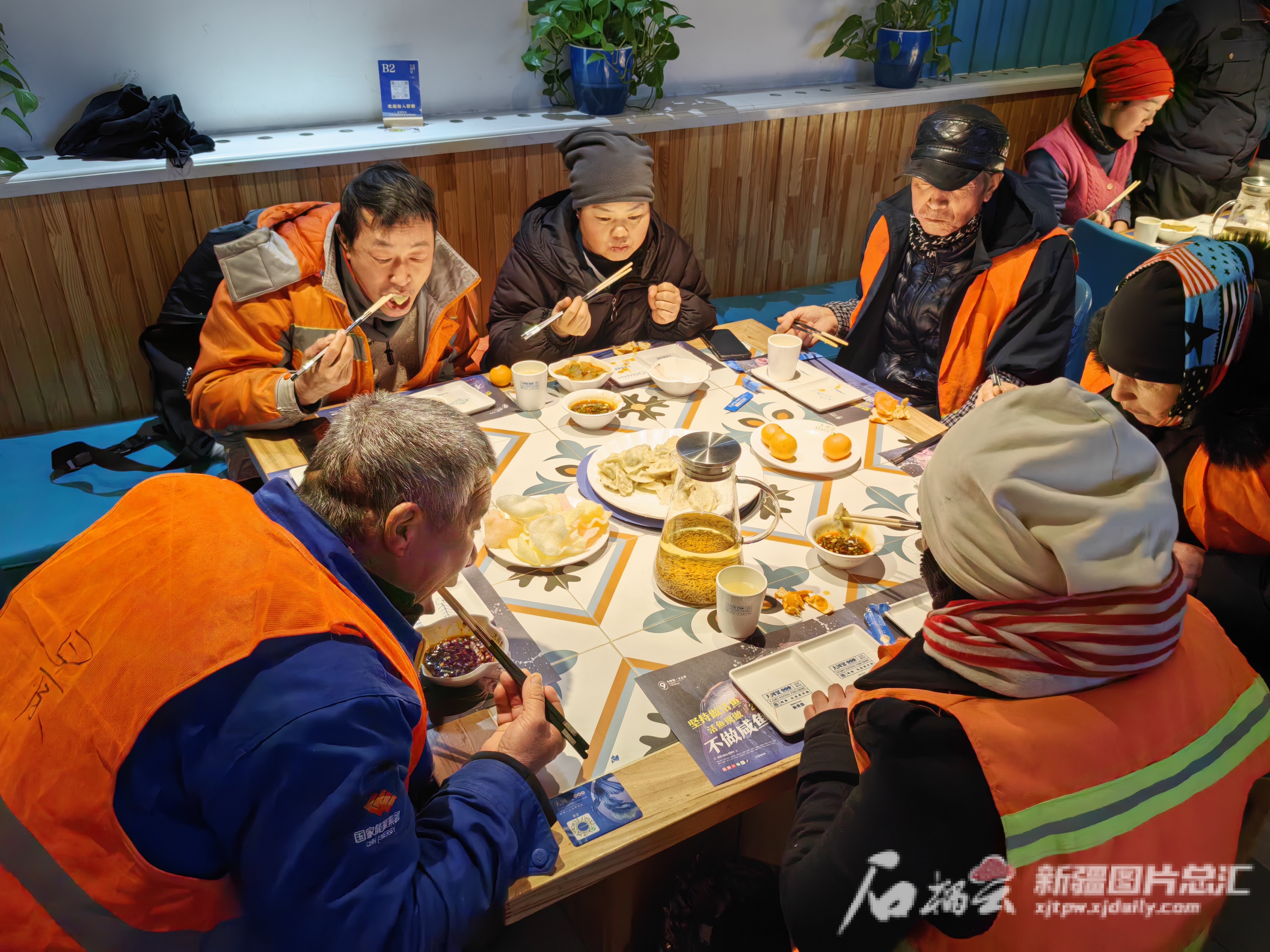 寒潮来袭 暖心行动丨有鱼有饺子 大河宴餐饮提前请30位环卫工人过冬至(图2)